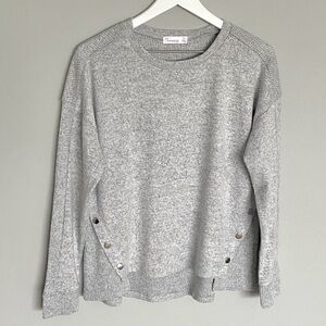 NWT 89th + Madison Long Sleeve Heather Gray Lightweight Top with Snap Details